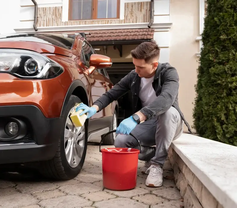 Lavage auto à domicile Ourches-sur-Meuse : professionnel intervenant sur un véhicule